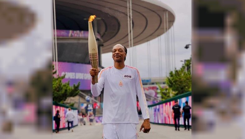 Snoop Dogg llevó la antorcha olímpica previo a la ceremonia de apertura de los Juegos Olímpicos 2024