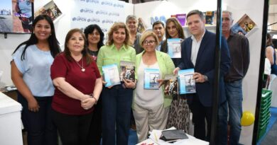 La intendente Fuentes visitó distintos stands de la Feria del Libro