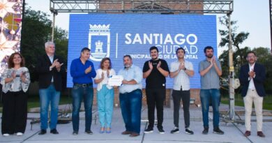 La intendente Fuentes entregó certificados a los artesanos y emprendedores en el parque del Encuentro