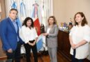 La intendente Fuentes recibió en el Salón de Acuerdos a artesana premiada en la feria nacional de Cosquín