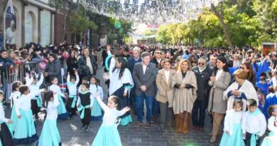 La intendente Fuentes encabezó junto a los jardines municipales y las academias de danzas la edición 2025 del Santiago Baila