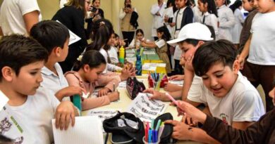 Contacto con el arte: alumnos de diferentes establecimientos fueron parte de una visita guiada en el Centro Cultural de Fernández