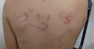 Detienen a una catequista por golpear salvajemente a su hijo de 8 años: fue denunciada por su propio hermano