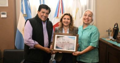 La intendente Fuentes recibió en el salón de acuerdos a “El Indio” Froilán y a Tere Castronuovo