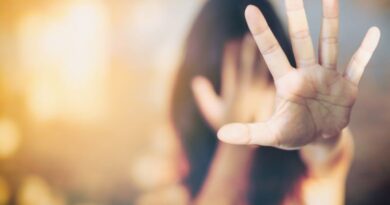 Un médico con perimetral por 90 días: denunciado por violencia de género le pide a sus ex que le devuelvan los viajes y los regalos