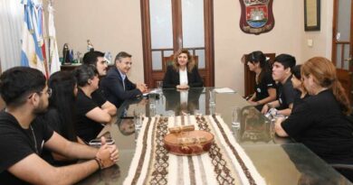 La intendente Fuentes recibió a directivos del coro de señas “La fuerza del corazón”