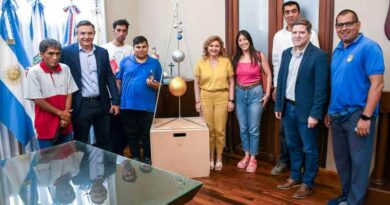 La intendente Fuentes recibió a alumnos de Aspadi quienes obsequiaron un árbol de navidad a la municipalidad