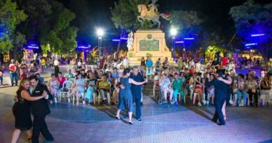 La Municipalidad celebró el Día Nacional del Tango en plaza Libertad con un encuentro musical