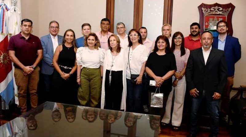 La intendente Fuentes entregó una distinción a la arquitecta Mishima por su trayectoria en la municipalidad