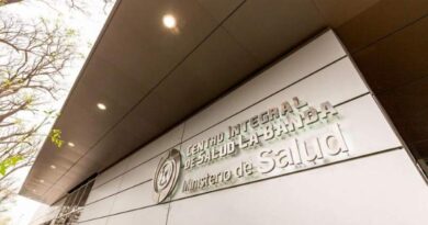 Golpeó a una médica que auxiliaba a su hijo y terminó presa: le quitaron otros 4 menores