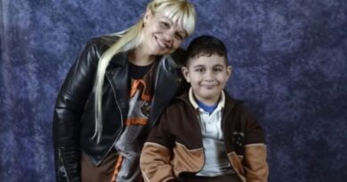 Escalofriante: la mujer que hallaron muerta en un hotel junto a su hijo, tenía cortes en brazos y cuello