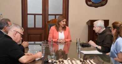 La intendente Fuentes recibió en el Salón de Acuerdos al párroco de San Francisco y a la titular del Museo de Arte Sacro