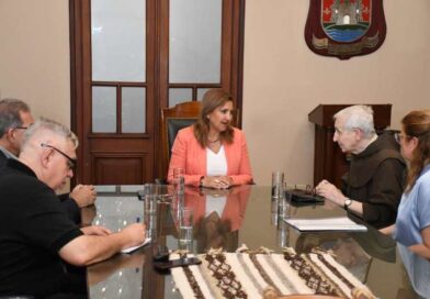 La intendente Fuentes recibió en el Salón de Acuerdos al párroco de San Francisco y a la titular del Museo de Arte Sacro