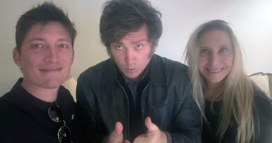 Oficina de Respuesta: por pedido de Milei, Santiago Caputo le arrebata la pelea contra el periodismo a Adorni