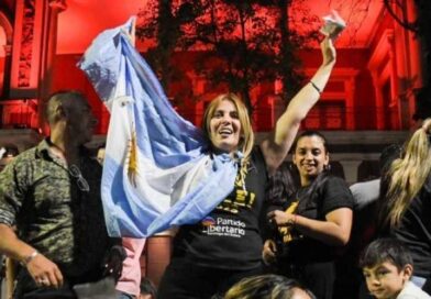 Embargan por casi $9 millones a la excandidata libertaria Noralí Sosa por estafas con piscinas