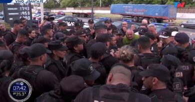 Tensión policial en Santa Fe: la Provincia prometió revertir sanciones y garantizó un piso salarial ligado a la canasta básica