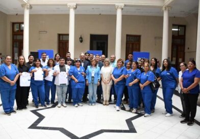 La intendente Fuentes destacó la tarea del personal de Salud al entregar más de 400 uniformes de trabajo