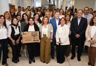 La intendente Fuentes entregó equipo informático para el personal de la Subsecretaría de Educación