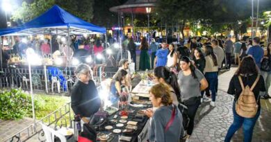 La Municipalidad conmemoró el Día del Artesano con una feria y exposición en la plaza Libertad