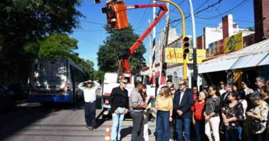 La intendente Fuentes supervisó la instalación de un nuevo semáforo que se suman para el ordenamiento del tránsito