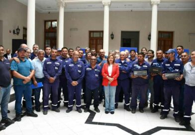 La intendente Fuentes entregó uniformes al personal de Obras Públicas y destacó su compromiso durante la creciente del río