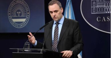 Se acumulan denuncias contra Adorni tras confirmar que su esposa viajó en el avión presidencial