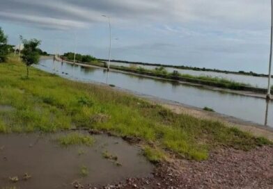 Inundaciones: El agua desbordó la Costanera Norte a la altura del B° Lomas del Golf