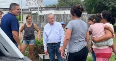 El gobernador Elías Suárez supervisó trabajos de contención y asistencia a familias afectadas por el desborde del río