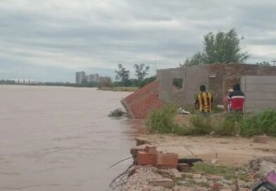 El Dulce derrumbó y “devoró” una vivienda en La Bajada
