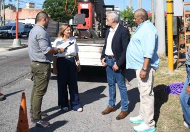 La intendente Fuentes con su programa de semaforización supervisó la instalación de semáforos en la esquina de Solís y Moreno