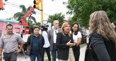 La intendente Fuentes supervisó la instalación de nuevos semáforos en la esquina Libertad y Santa Fe