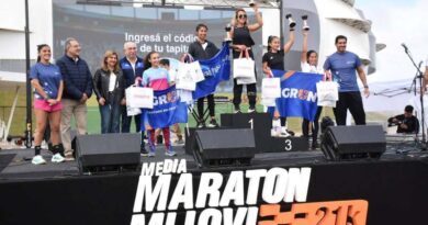 La intendente Fuentes y el sec. de Deportes Dapello entregaron los premios a los ganadores de la Media Maratón MiJoVi