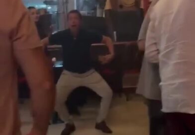 A horas de llegar a Santiago, los “héroes” de Brasil ya tuvieron gestos “racistas”