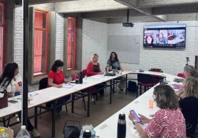 Docentes y estudiantes reunidos en defensa de la universidad pública