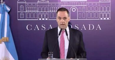 ¿De dónde salió la plata? El lujoso viaje a Aruba de Adorni en primera clase que terminó en la Justicia