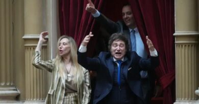 El oficialismo surfea el “caso Adorni” mientras espera el informe del jefe de gabinete y el apoyo de Milei