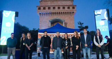 La intendente Fuentes recibió un reconocimiento de la Asociación Protectora de Animales “Bichos” por su acompañamiento al cuidado animal