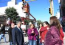 La intendente Fuentes supervisó la instalación de nuevos semáforos en la intersección de Sáenz Peña y Córdoba