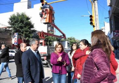 La intendente Fuentes supervisó la instalación de nuevos semáforos en la intersección de Sáenz Peña y Córdoba