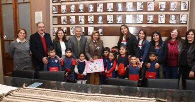La intendente Fuentes recibió a alumnos de jardines de infantes municipales que utilizan una APP para cuidar la limpieza del barrio