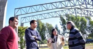 Gestión en marcha: la intendente Yanina Iturre supervisó el avance del nuevo espacio multiuso cubierto.
