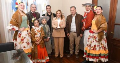 La intendente Fuentes recibió en el salón de acuerdos al  ballet folclórico Jorge Newbery