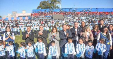 La intendente Fuentes y el secretario Benavente encabezaron el acto de promesa de cariño a la bandera de la nación