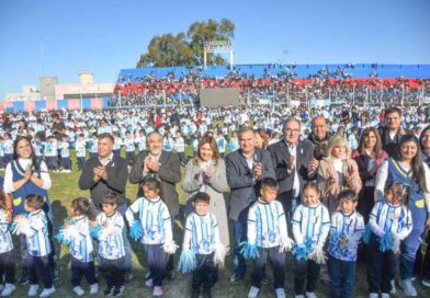 La intendente Fuentes y el secretario Benavente encabezaron el acto de promesa de cariño a la bandera de la nación
