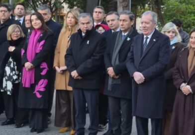 El gobernador Elías Suárez encabezó el acto por el Día de la Bandera en Plaza Libertad
