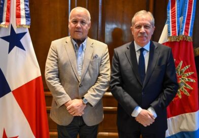 Elías Suárez recibió la visita protocolar del embajador de Panamá, Juan Luis Correa Esquivel
