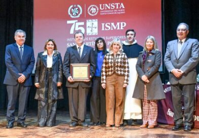 La intendente Fuentes entregó una placa conmemorativa por el 75° aniversario del Instituto San Martín de Porres