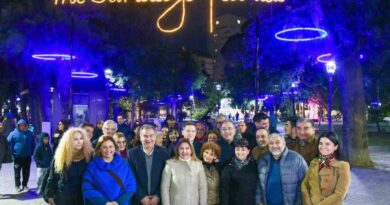 La intendente Fuentes y el secretario Benavente habilitaron el encendido de luces ornamentales del microcentro por el mes aniversario de la ciudad