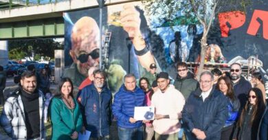 En representación de la municipalidad el secretario Benavente concurrió al homenaje que se realizó al Indio Solari en el Paseo de los Food Trucks