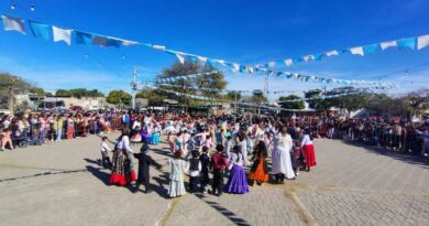 Fernández celebró el Día de la Independencia junto a los Jardines Municipales